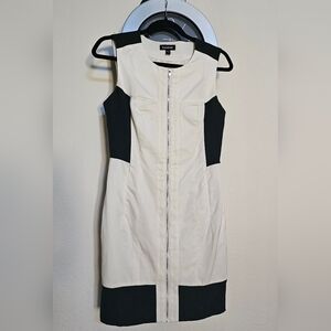 Pre-owned bebe lined dress with pockets size S and silver zipper. B&W